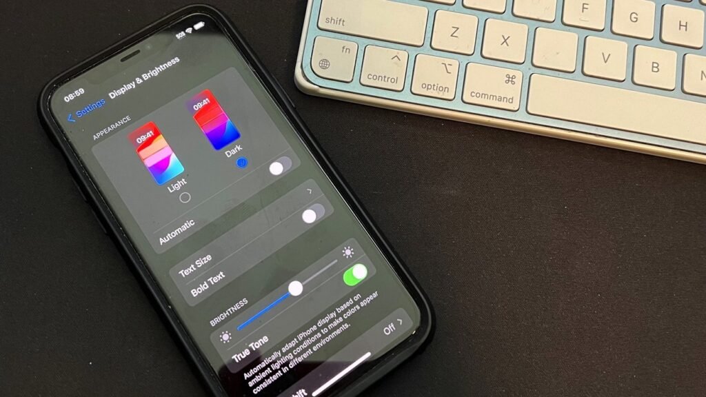 Dark mode on lock screen, lock apps with Face ID